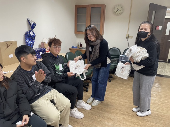 【112-1】1221 期末聚餐x交換禮物x跨年圖片